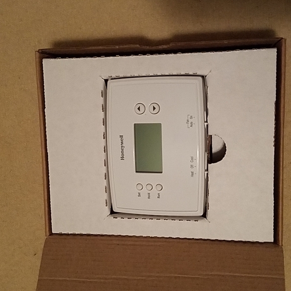Programmable Honeywell thermostat - Picture 2 of 3